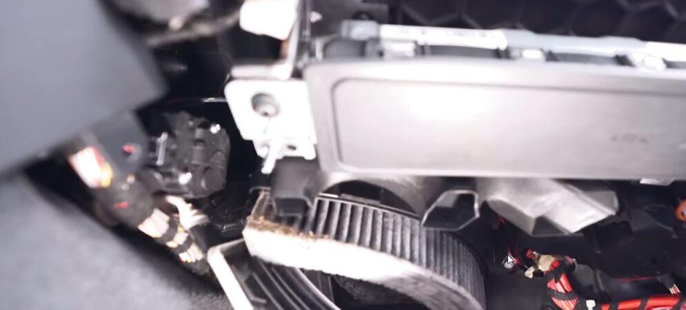 Wymiana filtra kabinowego pyłowego BMW F30, F31, F32, F80, F82, F83 BMW