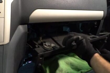 Wymiana filtra kabinowego pyłowego Opel Zafira B