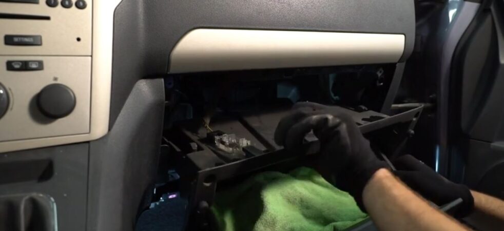 Wymiana filtra kabinowego pyłowego Opel Zafira B