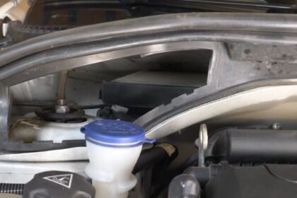 Wymiana filtra kabinowego pyłowego Peugeot 207