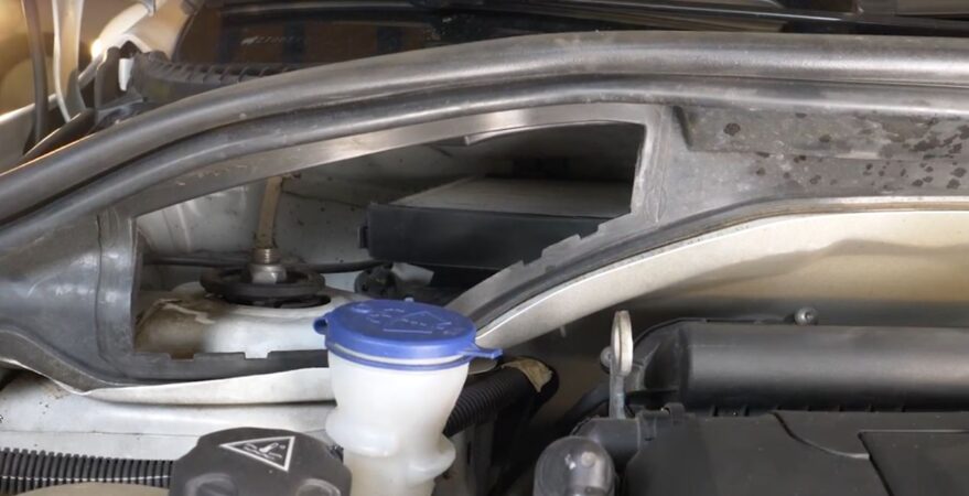 Wymiana filtra kabinowego pyłowego Peugeot 207