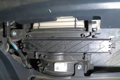 Wymiana filtra kabinowego pyłowego Toyota Yaris 3