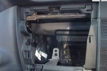 wymiana filtra kabinowego Jeep Wrangler