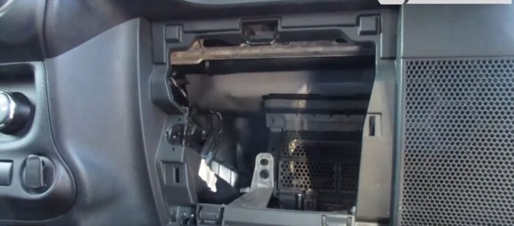 wymiana filtra kabinowego Jeep Wrangler