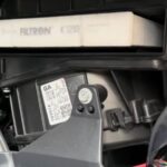 wymiana filtra kabinowego Toyota Avensis T27