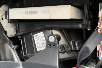wymiana filtra kabinowego Toyota Avensis T27