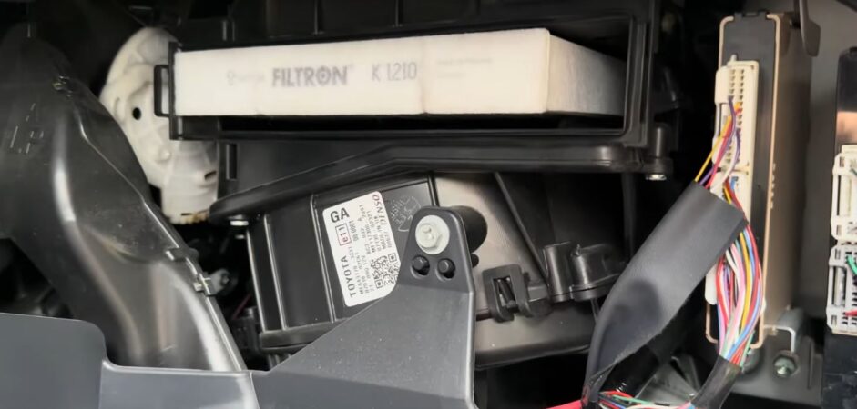 wymiana filtra kabinowego Toyota Avensis T27