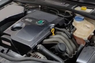 Jak wymienić filtr powietrza w SKODA SUPERB