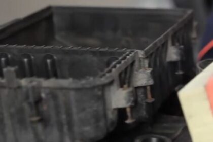 Jak wymienić filtr powietrza w VW GOLF 5 4