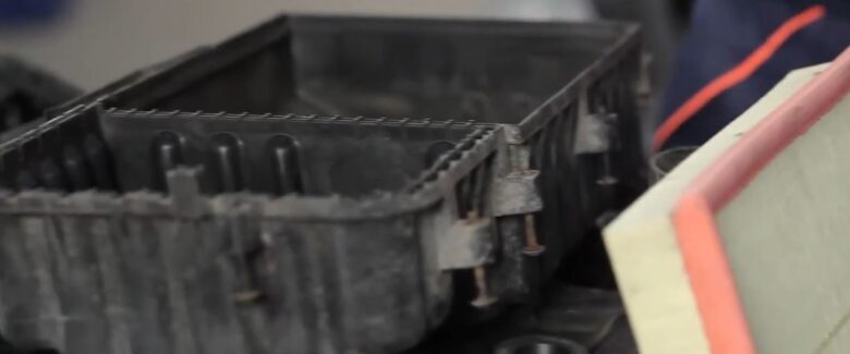 Jak wymienić filtr powietrza w VW GOLF 5 4