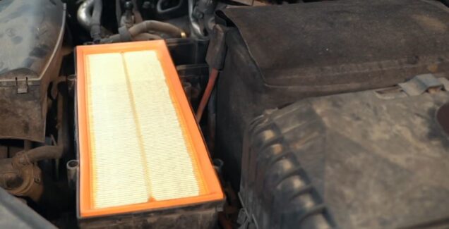 Wymiana filtr powietrza VW PASSAT B7 3C