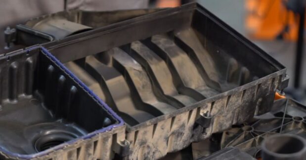 Jak wymienić filtr powietrza w VW POLO 4 (9N)