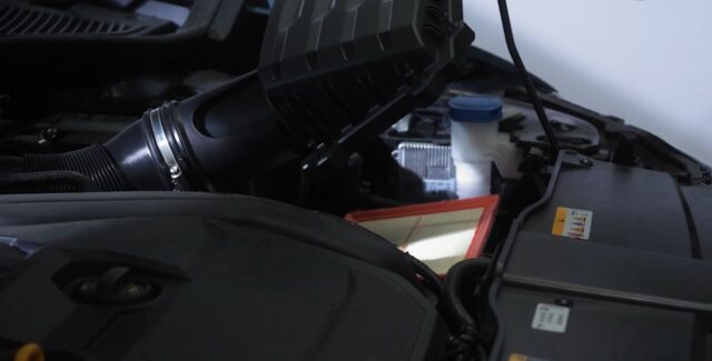 Jak wymienić filtr powietrza w Volkswagen T-Roc