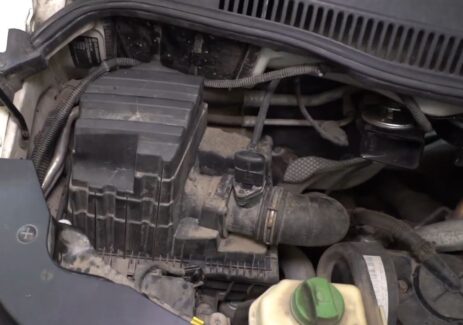 Jak wymienić filtr powietrza w Volkswagen T5