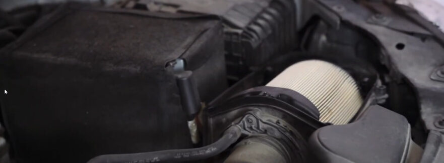 Jak wymienić filtr powietrza w Volkswagenie Golfie VI