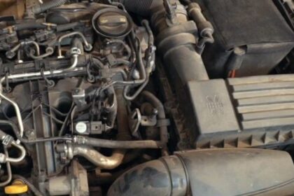 Wymiana filtr powietrza VW PASSAT B7 3C