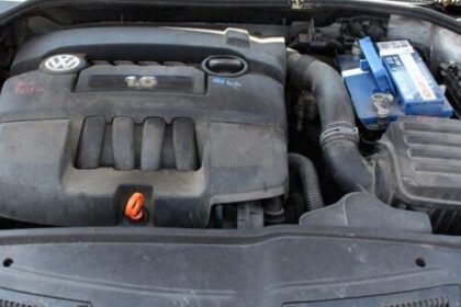 Wymiana filtr powietrza Volkswagen VW Jetta 1k